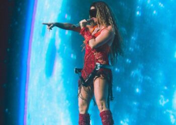 Shakira anuncia su nueva gira en Coachella durante su aparición sorpresa con Bizarrap (+Video)