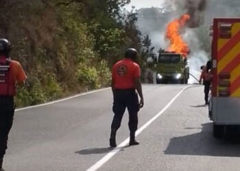 Gandola cargada de combustible se incendió en el sector Plan de la Mesa de la autopista Cumaná - Puerto La Cruz
