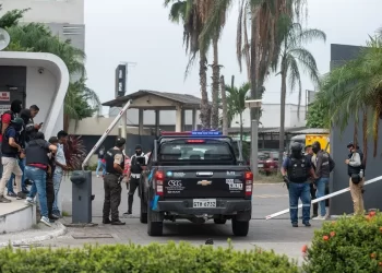 Asesinan a jefa de seguridad municipal en Ecuador, en otro crimen bajo "conflicto armado"