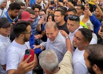 González Urrutia se reúne en la calle con jóvenes que promueven su candidatura
