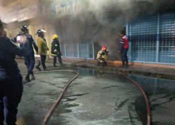 Zapatería terminó con pérdida total tras incendio en El Tigre