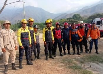 Autoridades buscan a mujer que cayó al Waraira Repano al volar en parapente