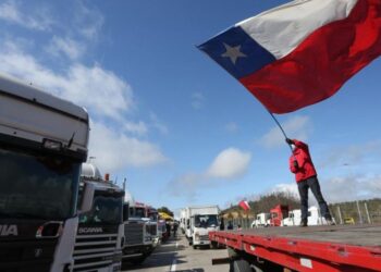 Camioneros al norte de Chile paralizan y piden expulsión de extranjeros con antecedentes