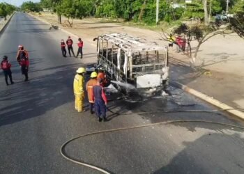 Bomberos de Anzoátegui y PC atendieron incendio de un autobús en Puerto La Cruz