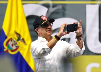 Petro defiende a Pedro Sánchez ante ataques de Milei