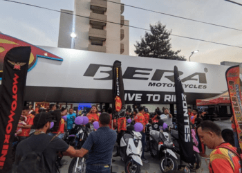 Grupo Biserca entregó 50 motos Bera en Lechería