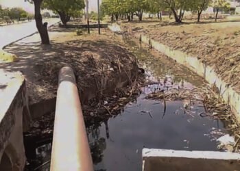 Vecinos de la Villa Cristóbal Colón piden culminar limpieza de canal con maquinarias