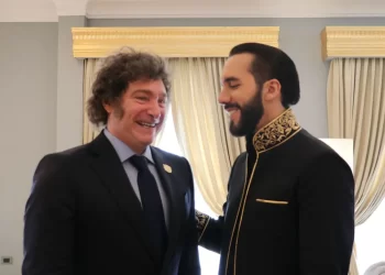 Nayib Bukele recibe a Javier Milei luego de su investidura presidencial en El Salvador