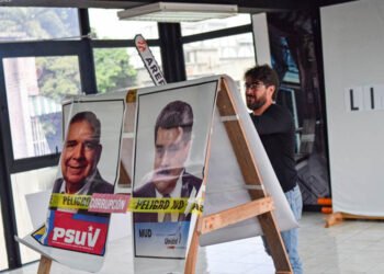 Daniel Ceballos corta con una motosierra afiches de Maduro y de González Urrutia