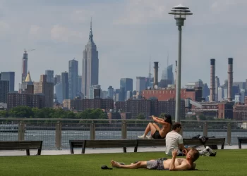 Altas temperaturas, inundaciones y otro posible sistema tropical amenazan a EE.UU.