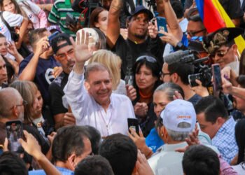 Candidato Edmundo González apuesta por "rescatar" las instituciones públicas de Venezuela