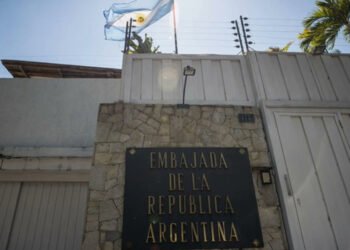 Opositores en la Embajada de Argentina en Caracas, a la espera de un permiso que no llega