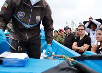 El presidente de Ecuador supervisa el decomiso de 1,5 toneladas de droga en la costa
