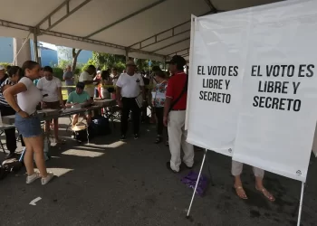 Abren los centros de votación en la mayoría del territorio de México