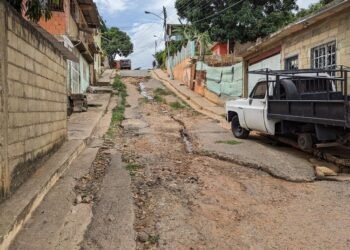 Habitantes de Barrio Universitario exigen el asfaltado de las calles