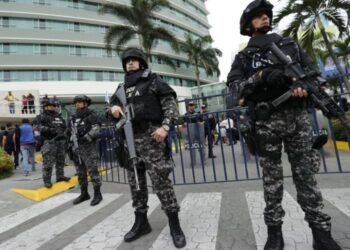 Preso fugado y dos funcionarias de prisiones heridas durante tiroteo en Ecuador