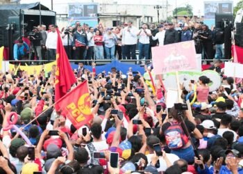 Maduro dice que candidatos opositores planean un golpe de Estado para "cualquier momento"