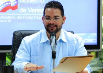 Embajador de Venezuela en Bolivia acusa a Machado de "embasurar" a la prensa con denuncias