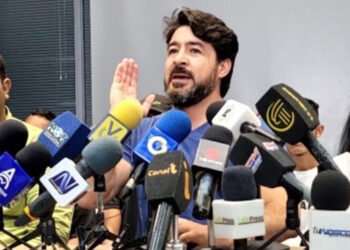 Daniel Ceballos promete abrir paso a "energías limpias" si gana la Presidencia