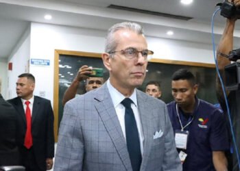 Rector Delpino llama a mantener "clima pacífico" tras arrestos en campaña