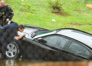 El paso de la tormenta tropical Beryl deja 4 muertos en Texas y causa un apagón masivo