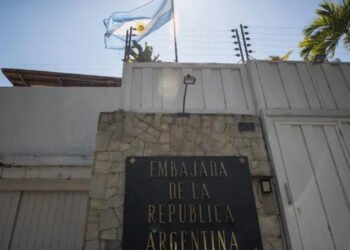 Diplomáticos argentinos abandonarán Venezuela el jueves y regresarán a su país vía España