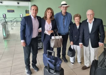 Oposición condena que se le haya impedido viajar a expresidentes para comicios