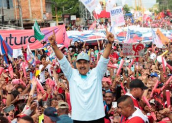 Maduro insta a tomar manzanilla al que se asuste por alerta de "baño de sangre" si pierde