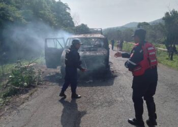 Dos personas muertas y seis heridas dejó el incendio de una buseta en la vía a Capiricual