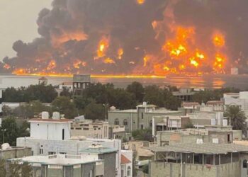 Primer ataque israelí contra Yemen causa un caos en el principal puerto del país