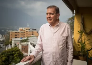 Edmundo González dice que el Gobierno cerró un restaurante que lo atendió en gira política