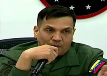 Detenido un hombre por tomar fotos a una máquina electoral en presidenciales de Venezuela