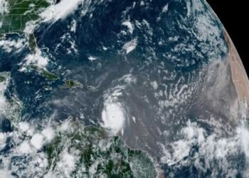 Suspenden vuelos a Nueva Esparta y Sucre ante el paso del huracán Beryl