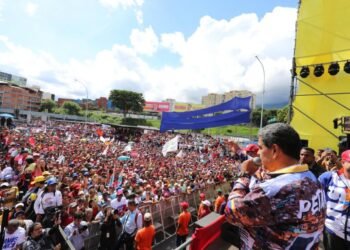Maduro desde la redoma de Petare: Estamos ganando y ganando bien