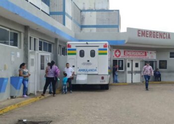 Niño inhaló gases de combustible al quedarse encerrado en un carro