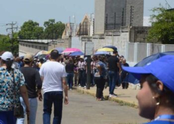 Hombre de la tercera edad rompe boleta electoral en la escuela Dr. Adolfo Colina