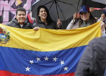 Venezolanos en Bogotá votan bajo la lluvia, sin incidencias y con esperanza de democracia