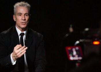 Actor Fernando Carrillo fue abucheado al salir de su centro de votación en Caracas (+Video)