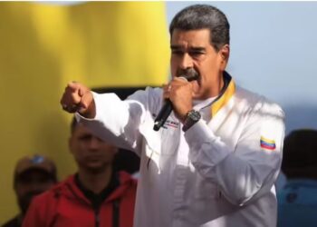Maduro dice que investigarán a quienes amenazan por WhatsApp