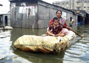 Suben a 71 los muertos por las fuertes lluvias e inundaciones en Bangladés