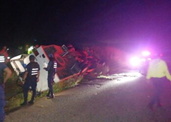 Un fallecido y ocho lesionados dejó el vuelco de un autobús en la vía Cantaura-El Tigre