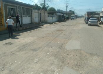 Denuncian que en El Espejo II llevan más de 10 años con las calles destrozadas