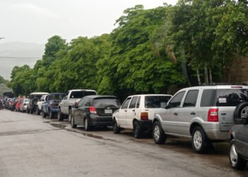 Gobernador Pinto aseguró que están en proceso de resolver problemas con la distribución de gasolina