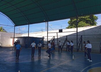 La migración escolar del sistema privado al público es un dilema para muchos padres