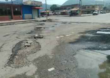 Un tramo de la avenida II de Tronconal III está llena de huecos y se inunda cuando llueve