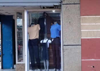 Padres buscan ofertas para adquirir uniformes escolares en Anaco