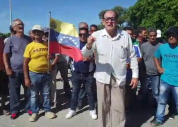 Salineros jubilados amenazan con huelga de hambre en el portón de la empresa en Araya