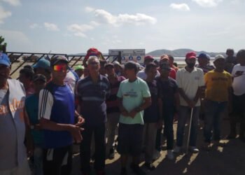 Salineros jubilados tomaron los portones de la Unidad 1 de la planta en Araya