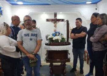 Rinden homenaje al cantautor Isaac Rondón antes de su sepelio en Pariaguán