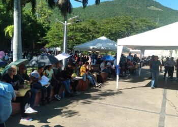 Persisten las largas colas para recepción de documentos de bachilleres que aspiran a inscribirse en la UDO 